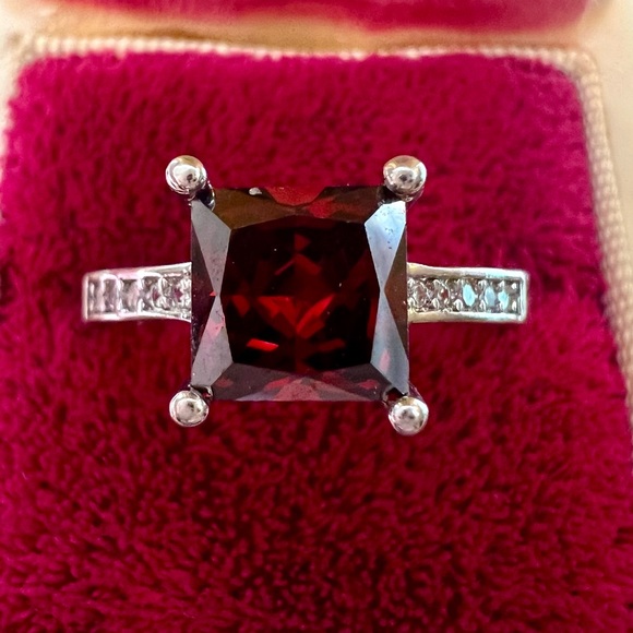See Video! New Garnet Princess Cut Solitaire Ring with Diamond sides size 7.75 - Picture 5 of 16